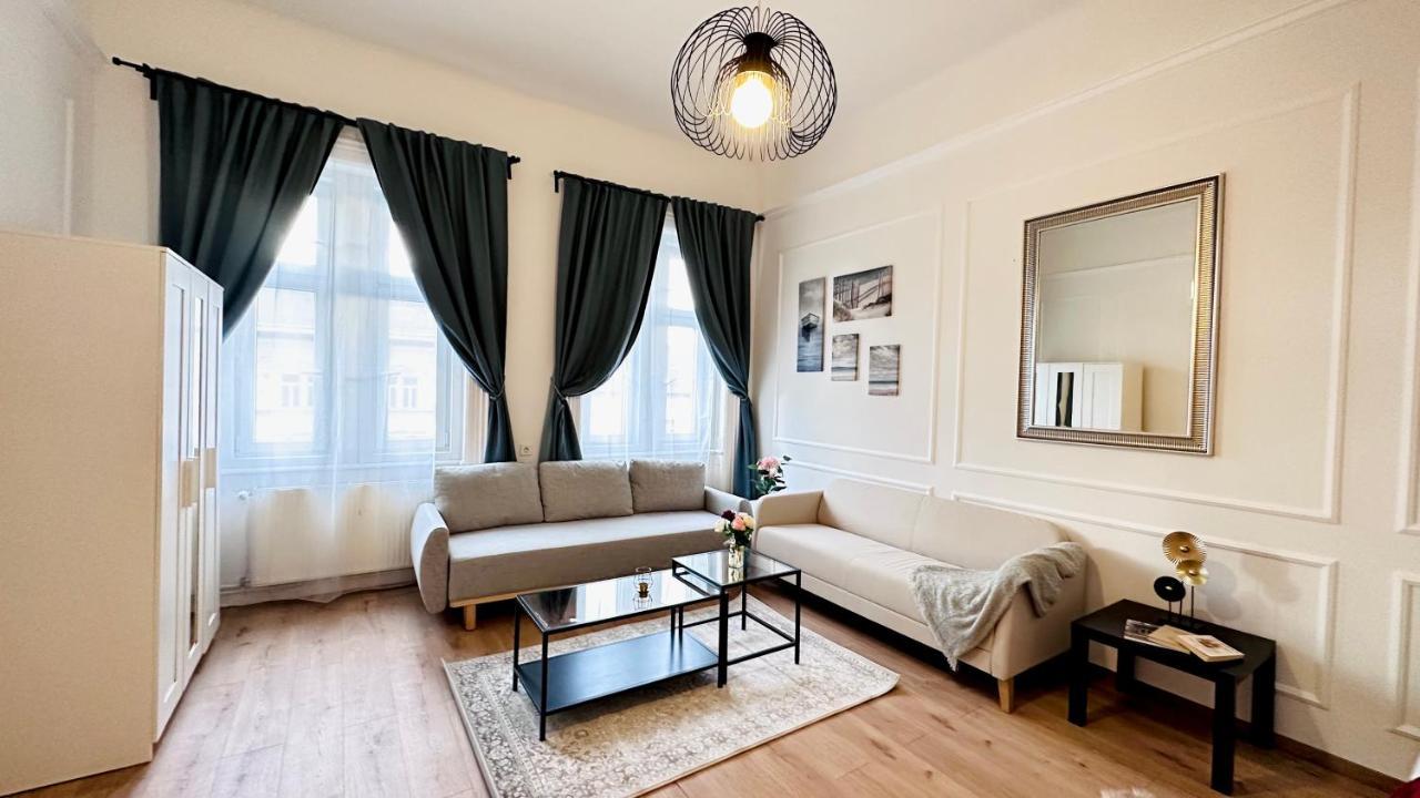 Jozsef 18 Apartment - 5 Mins To New York Cafe Budapest Exteriör bild